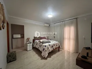 Quarto com cama e armário em ambiente claro.
