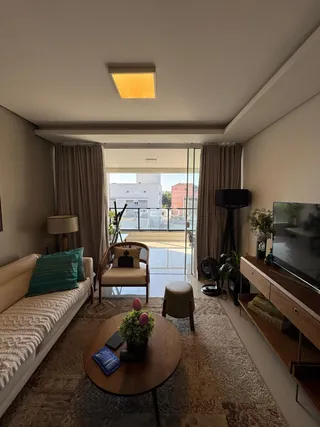 A sala de estar possui um ambiente aconchegante com móveis de madeira.