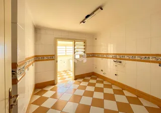 Hall de corredor com piso xadrez e revestimento de parede em Lajeado, Brasil.