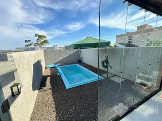 Foto de uma piscina externa em um pátio.