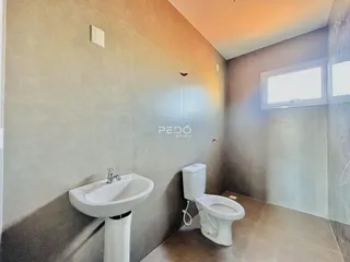 Foto de um banheiro com pia e vaso sanitário em um imóvel.