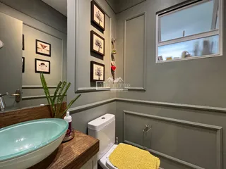 Foto de um banheiro interno com pia e vaso sanitário em uma residência.