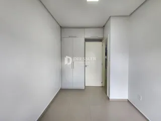 Hall da propriedade em Lajeado com armários embutidos nas paredes.