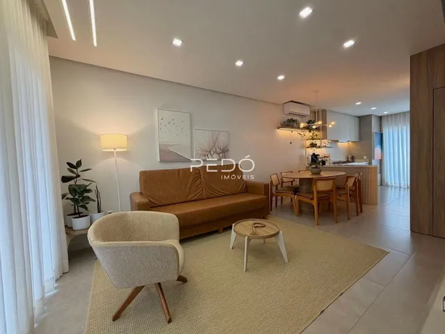 Sala de estar e jantar de um apartamento moderno em Lajeado.