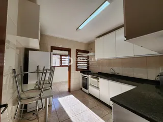 Vista da cozinha e sala de jantar de um imóvel em Lajeado.