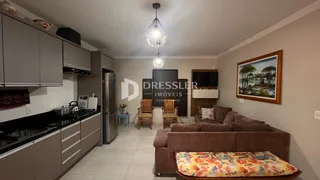 Sala de estar e cozinha de um imóvel em Lajeado, Brasil.