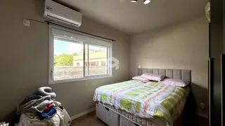 Quarto com janela e cama em um imóvel no Brasil.