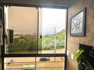 Vista da rua e vegetação da propriedade em Lajeado.