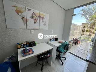 Uma foto do interior de uma sala com mapas na parede e uma porta de vidro para o exterior.
