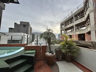Vista da área externa com piscina e terraço em Lajeado.