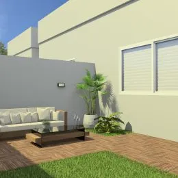 Área externa com piso de madeira e vegetação.