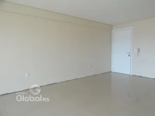 Ambiente interno de uma sala com piso de cerâmica e paredes brancas.