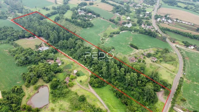 Vista aérea de uma propriedade rural com campos e vegetação na região de Lajeado.