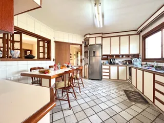 Imagem de uma cozinha e sala de jantar em um imóvel no Brasil.
