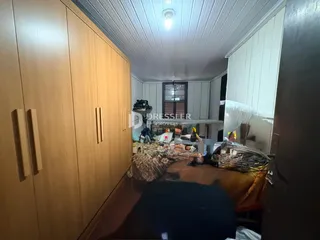 Quarto com armários de madeira e teto de painel na residência.