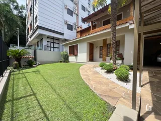 Vista da fachada de uma residência com jardim e área externa em Lajeado.
