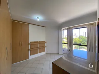 Ambiente interno com paredes brancas e piso de cerâmica claro.