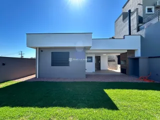 Fachada moderna de uma residência em Lajeado, Brasil, com jardim frontal.