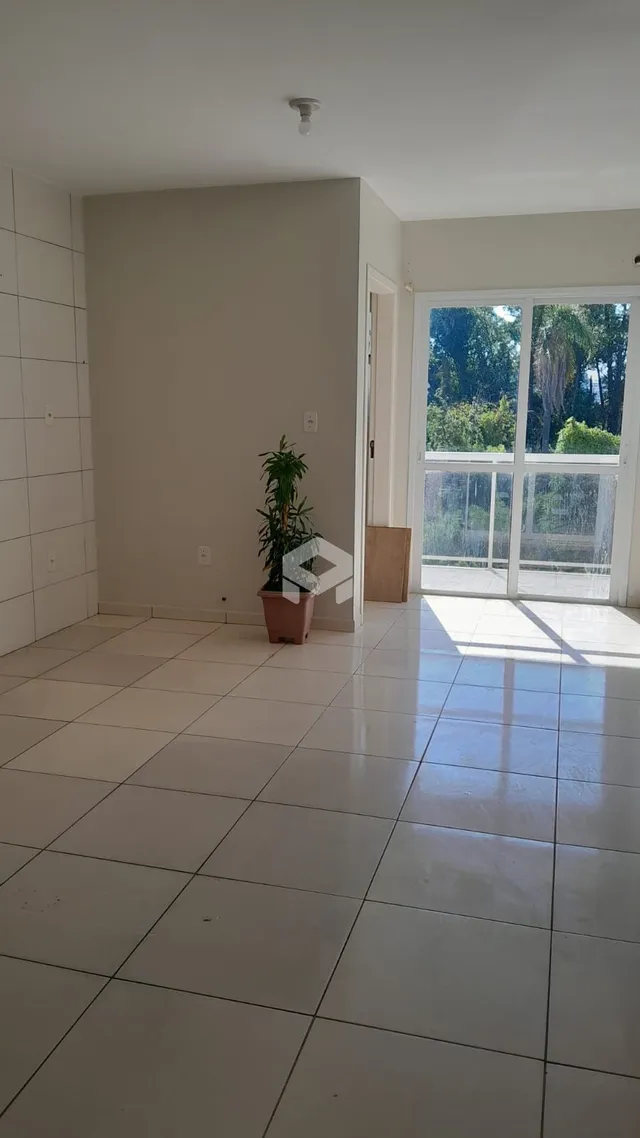 Interior com piso de cerâmica e paredes claras.