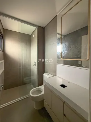 Foto de um banheiro interno com box de vidro.