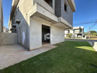 Fachada externa de uma residência em Lajeado, Brasil, com gramado em primeiro plano.