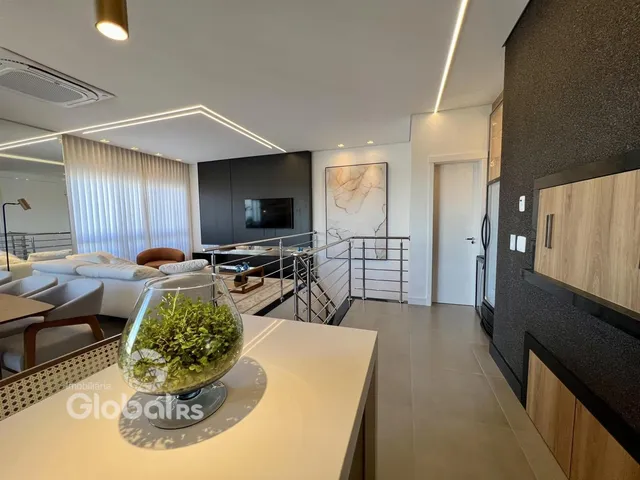 Sala de estar moderna com vista e escadaria em um apartamento em Lajeado.