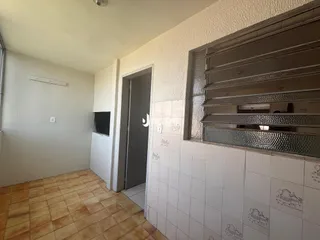 Hall de entrada com piso de cerâmica e parede texturizada.