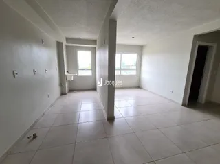 Hall de entrada com piso de cerâmica e paredes brancas.