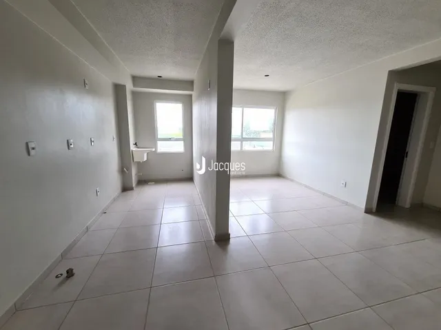 Hall de entrada com piso de cerâmica e paredes brancas.