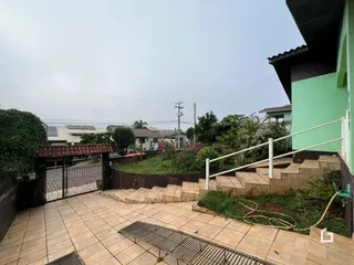 Vista externa da propriedade com pátio e jardim em Lajeado, Brasil.