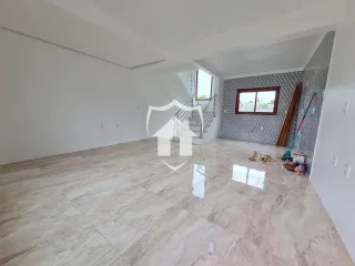 Sala de estar ampla com piso de porcelanato claro e paredes brancas.