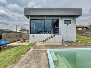Fachada de uma casa moderna com área externa e piscina em Lajeado.