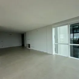 Foto de um espaço interno amplo com paredes brancas.