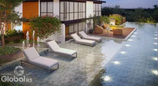 Área externa com espreguiçadeiras e piscina em um imóvel em Lajeado.