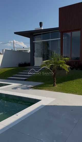 Vista externa de uma casa moderna com piscina e paisagismo em Lajeado.