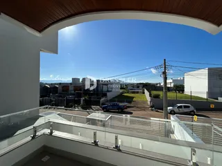 Vista da fachada de um imóvel com sacada em Lajeado, Brasil.