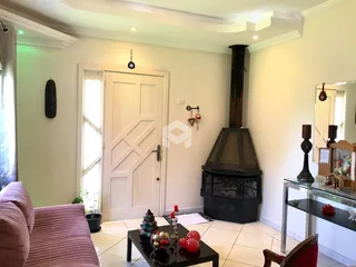Sala de estar com porta branca e lareira.