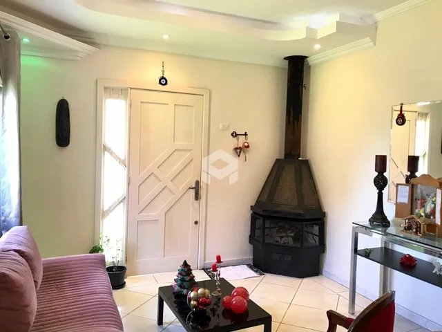 Sala de estar com porta branca e lareira.