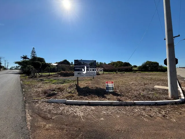 Paisagem rural ao longo de uma estrada com vegetação seca e sinalização.