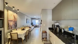 Uma sala de jantar com mesa posta e decoração em um imóvel no Brasil.