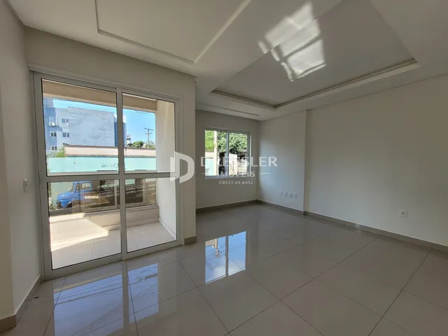 Sala de estar com piso de cerâmica e grandes portas de vidro.