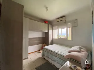Quarto com cama e armários em um imóvel no Brasil.