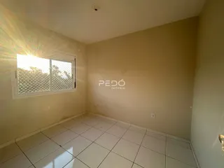 Ambiente interno com piso de cerâmica e parede clara.