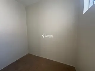 Parede interna de uma sala com piso de cerâmica.