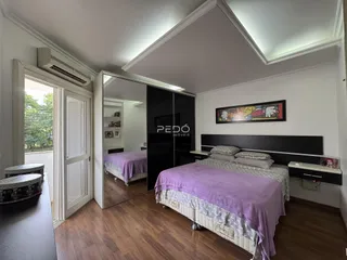 Quarto com cama e armário em ambiente claro.