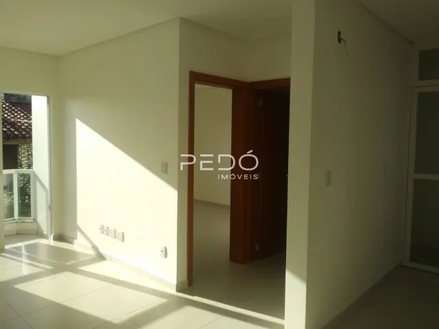 Interior de um corredor com portas de madeira em uma residência.