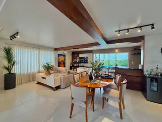 Sala de estar com piso claro e decoração moderna em Lajeado.