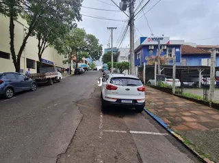 Vista da rua em Lajeado, Brasil, com edificações ao fundo.