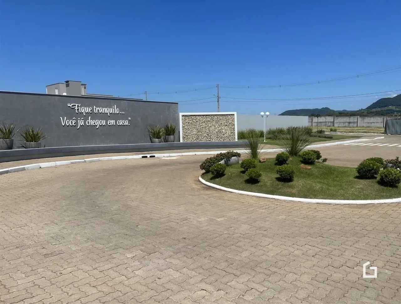Fachada de uma residência em Lajeado, Brasil, com paisagismo frontal.