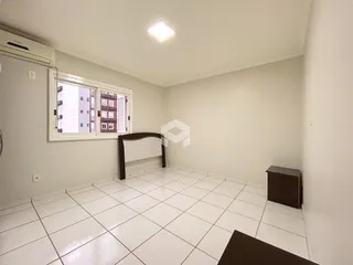 Foto de um cômodo interno com piso de cerâmica branca e janela.